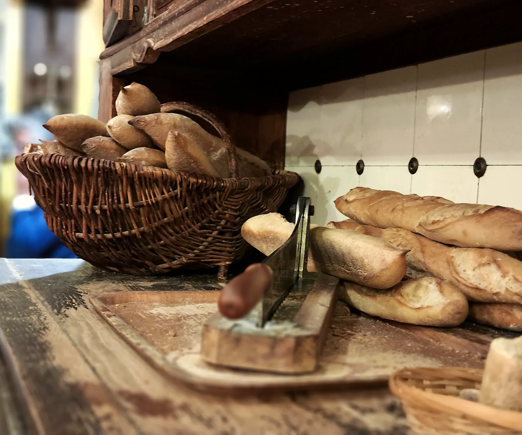 Baguettes et pains sur le comptoir